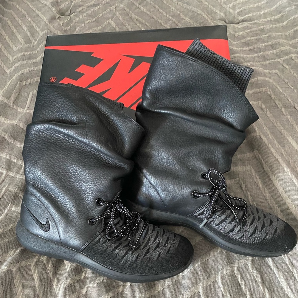 Nike Flyknit Roshe boot size 8.5W. Great condition!